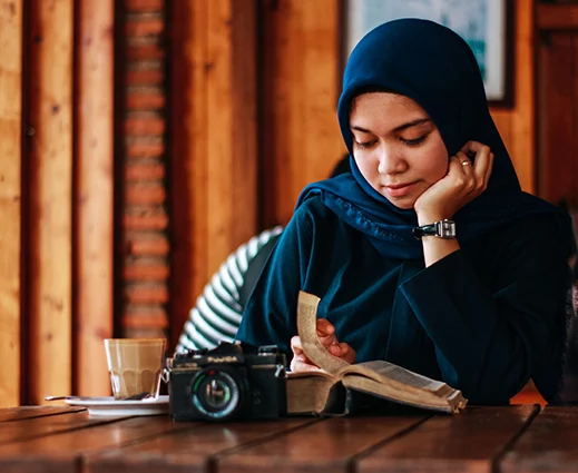 arabic woman reading